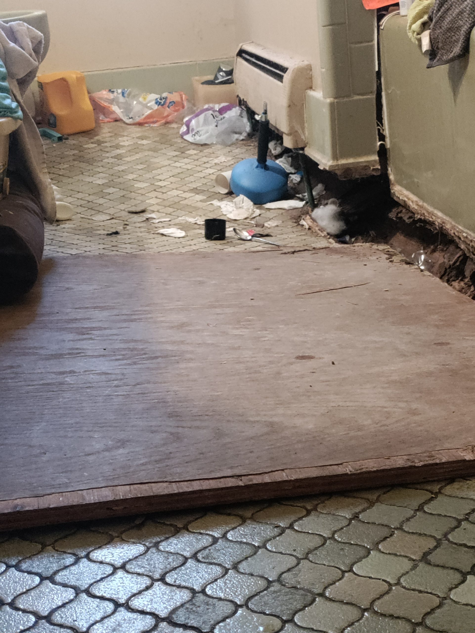 really bad wall seperation in bathroom