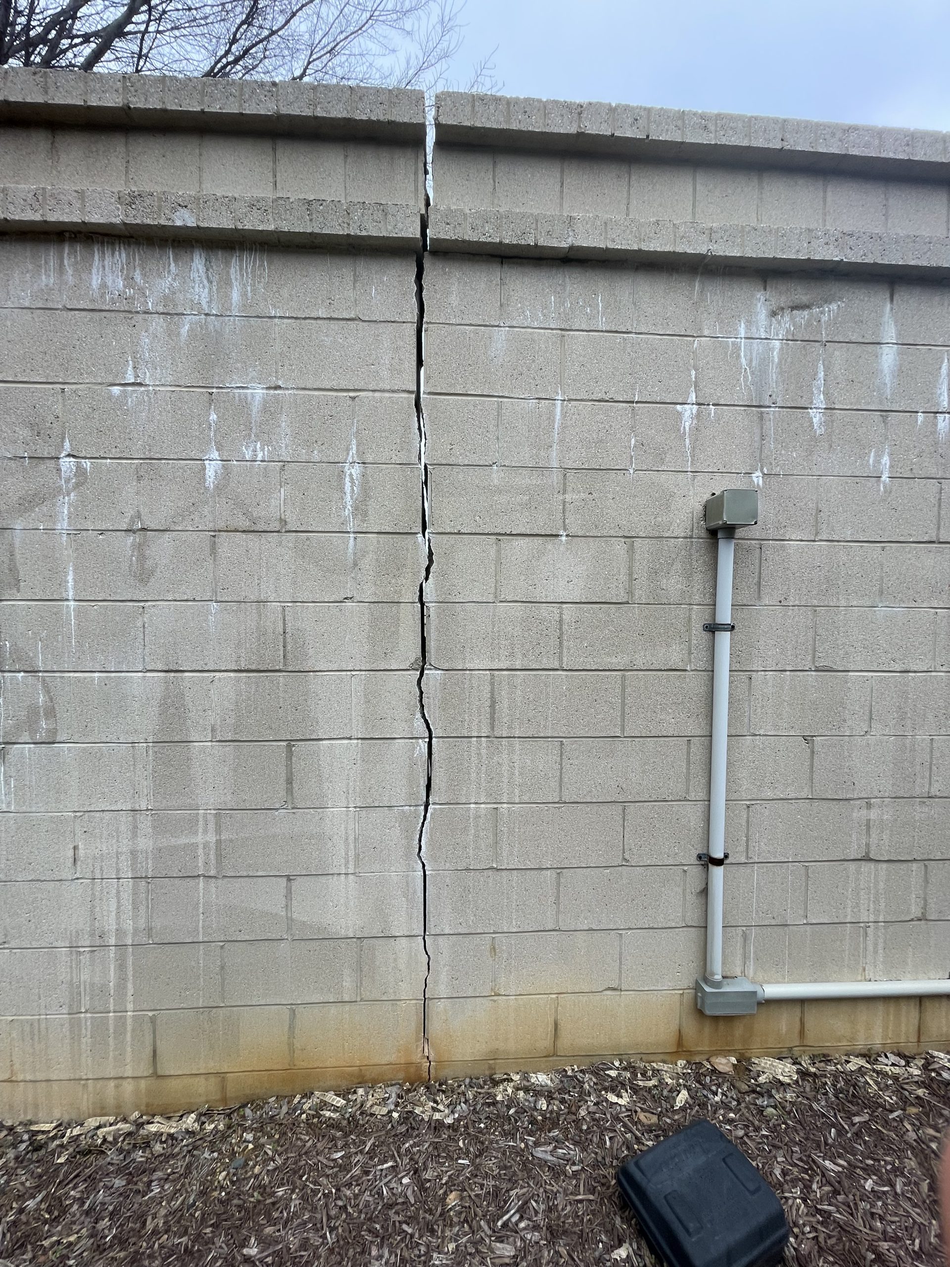 vertical basement wall crack outside visual